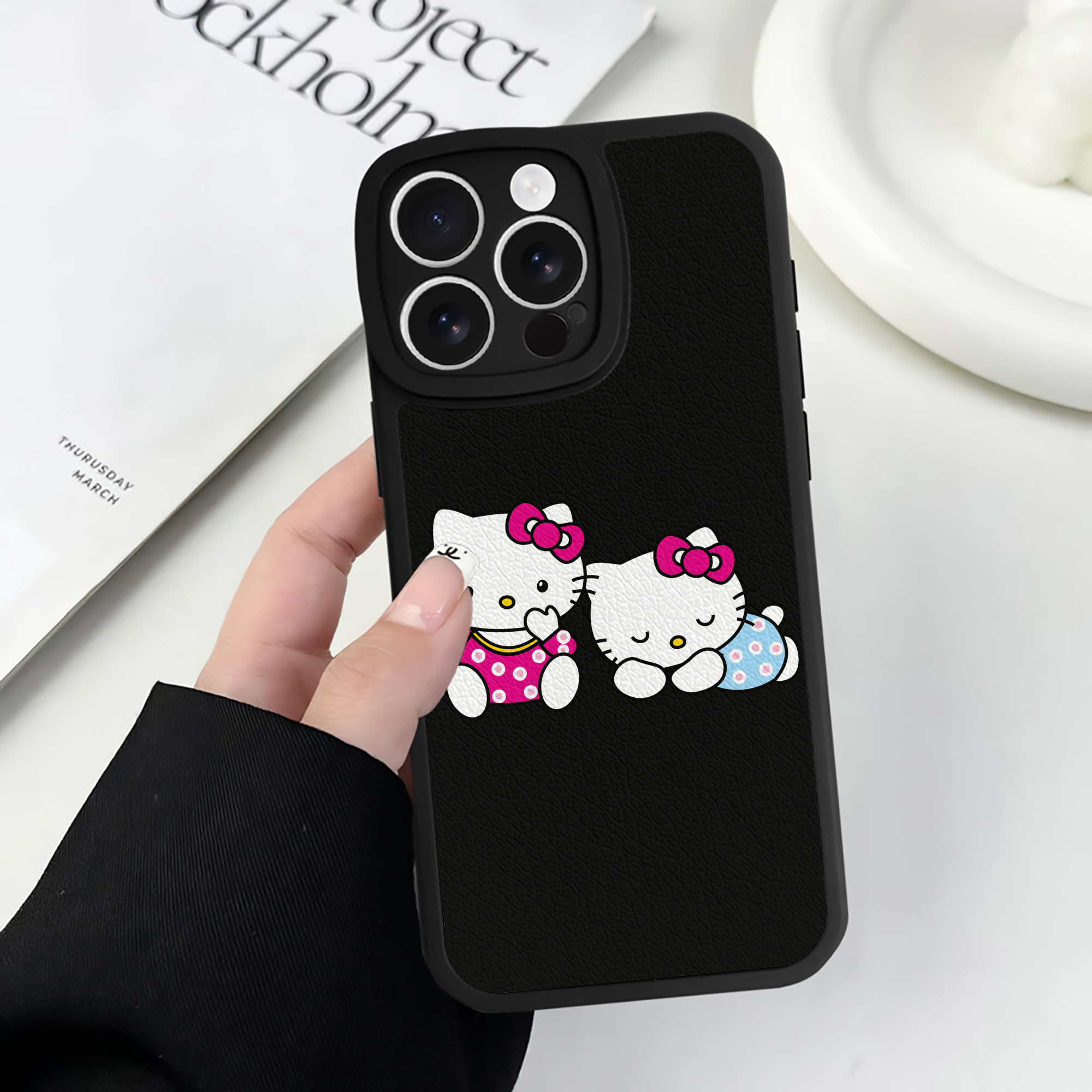 （画像用） Hello Kitty ハローキティ 【iPhone 16シリーズ対応】シリコンスマホケース（レザー調） 材質：シリコン